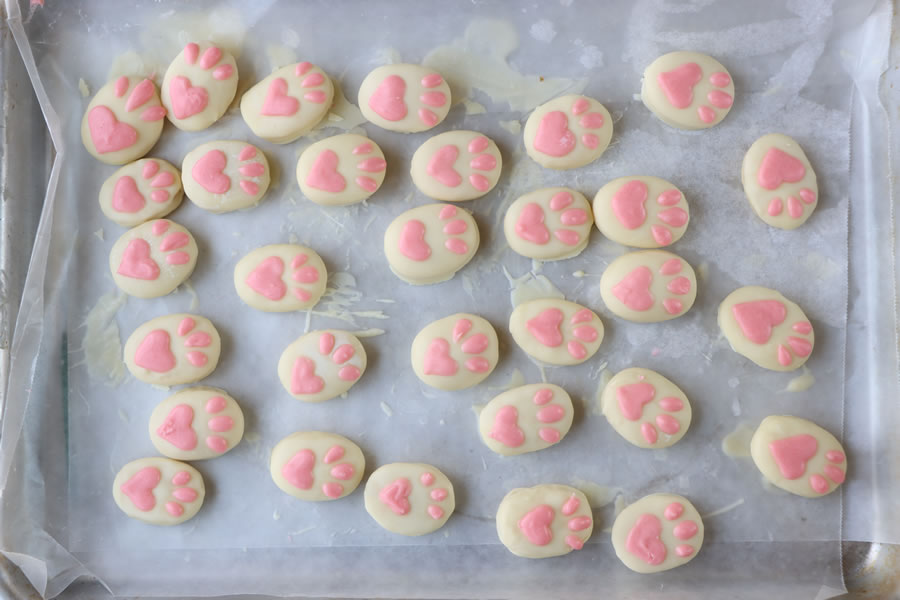 how to make bunny feet with white chocolate and cookies