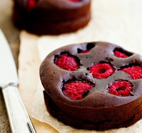 dark chocolate raspberry brownie tarts1 e1422397937912