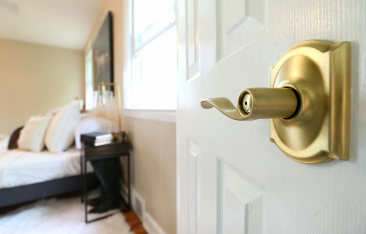 How To Change Doorknobs And Hinges Plus And A Master Bedroom Makeover | www.onbetterliving.com