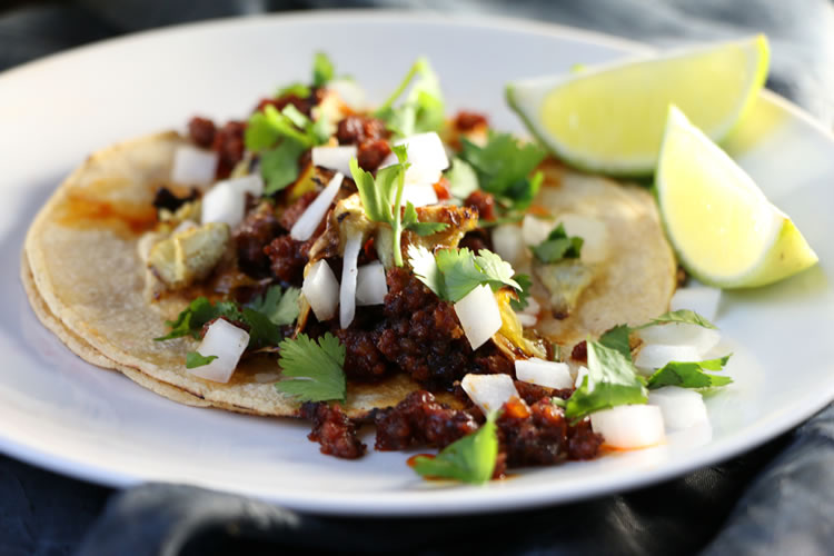 Chorizo-Artischocken-Tacos mit einer cremigen Avocado-Serrano-Salsa