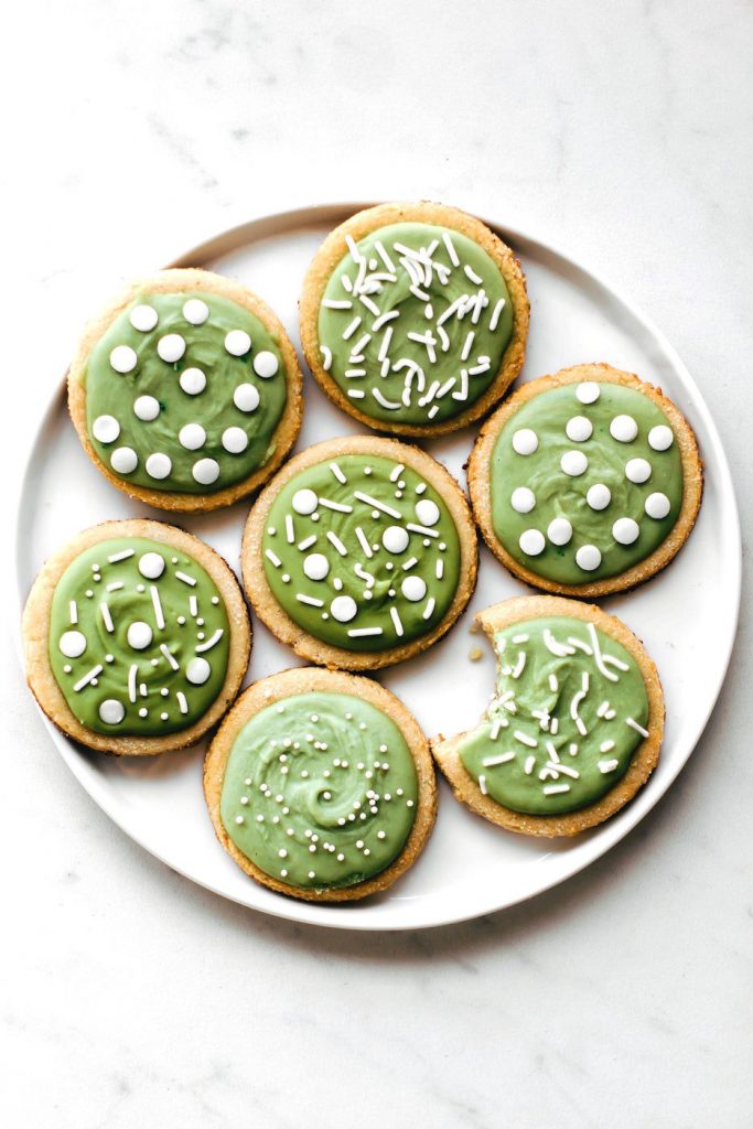 Naturally green almond powdered sugar cookies