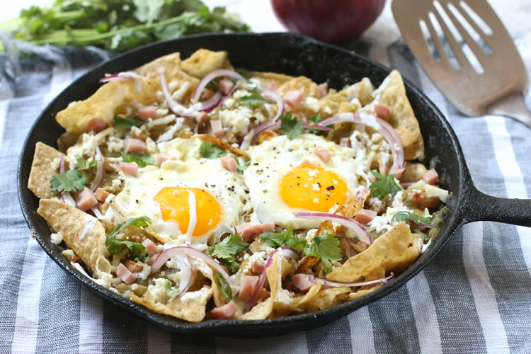 Rezept: Chilaquiles mit gewürfeltem Schinken und Ei