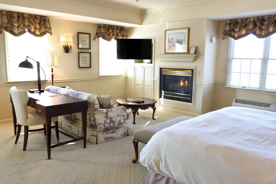 Golden Plough Inn 1 Bedroom Suite With Gas Fireplace and Sitting Area King Bed