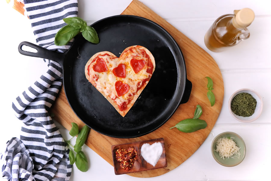하트 모양의 페퍼로니를 곁들인 하트 모양의 저탄수화물 토르티야 피자.