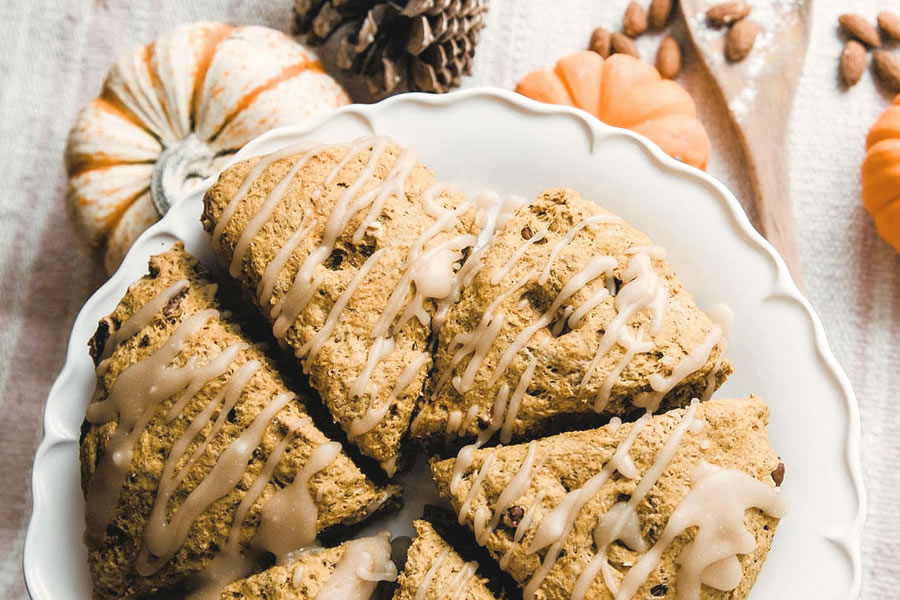 recette de scone aux épices et à la citrouille avec glaçage à l'érable