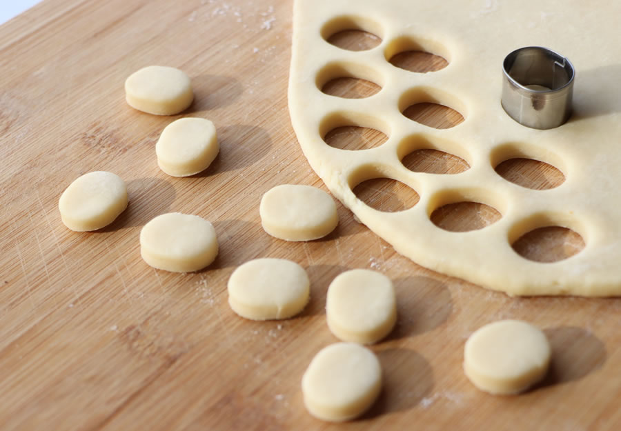 Schneiden Sie die Hasenfüße für Bunny Butt Cupcakes aus