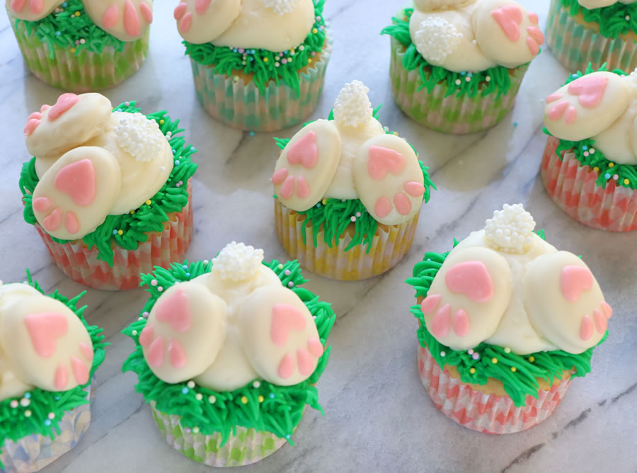 Bunny Butt Cupcakes mit Gras auf Marmor