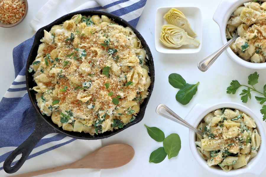 Spinach & Artichoke Greek Yogurt Mac Cheese in a skillet