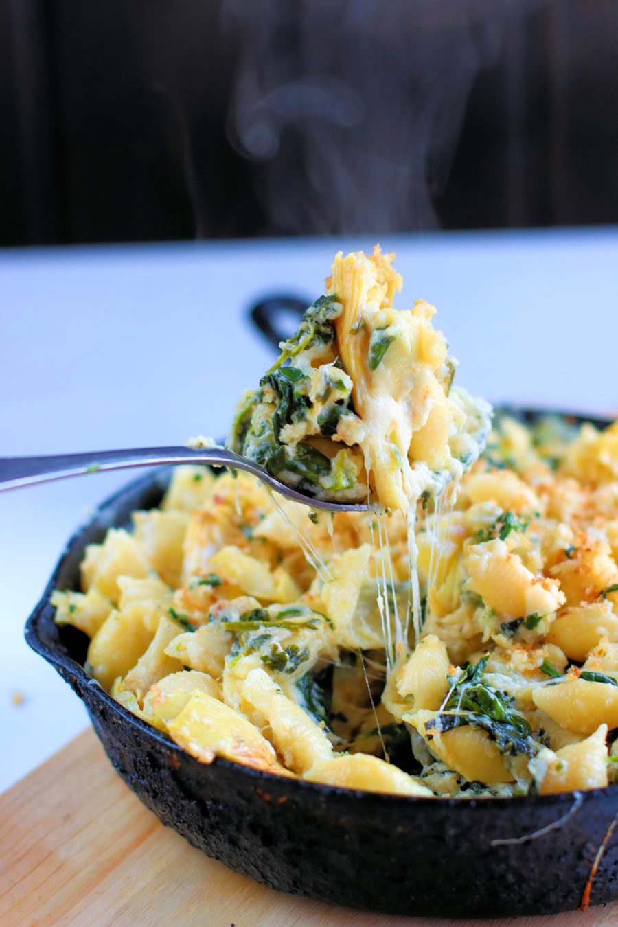 steaming hot mac and cheese in a skillet