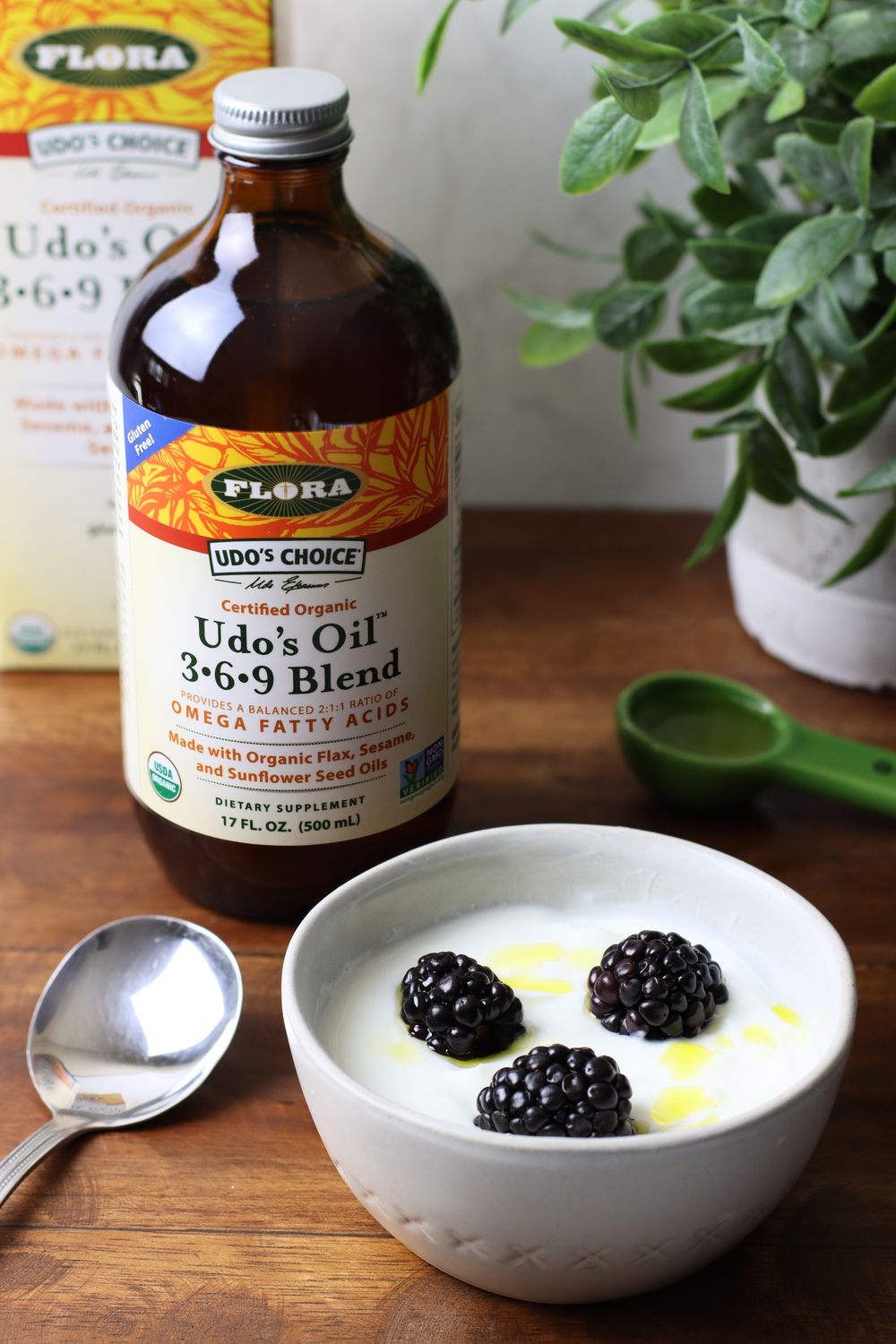 Udo's Oil with yogurt and berries
