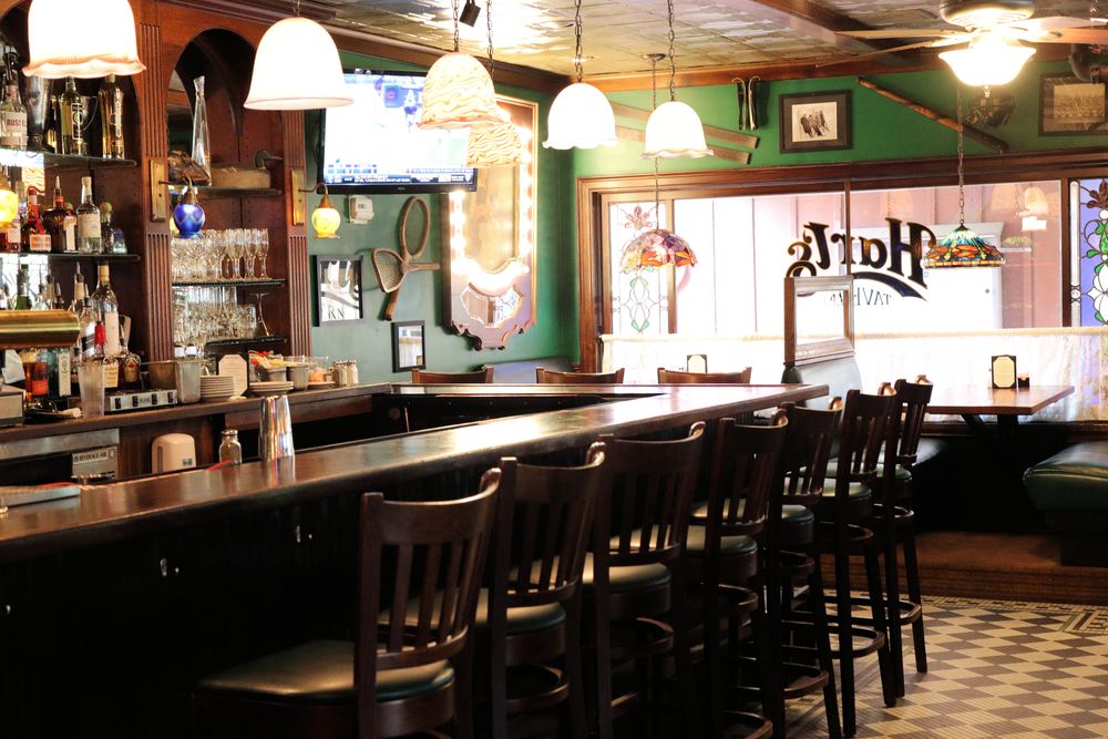 The bar at Hart's Tavern in Peddler's Village