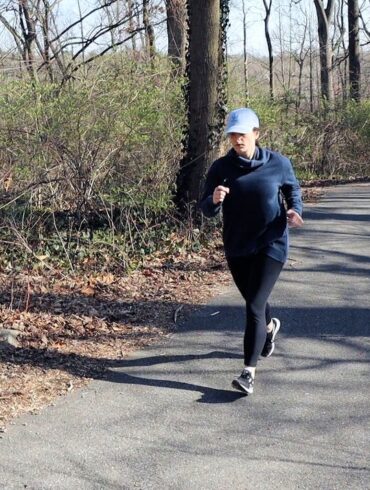 jogging for fat loss and cardio health in a wooded trail