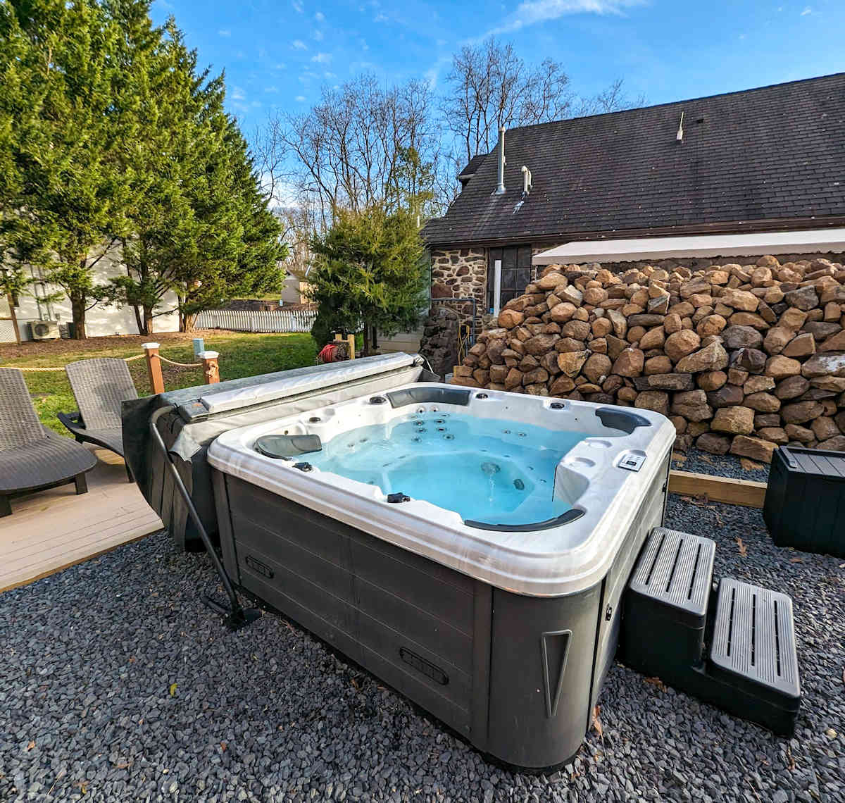 The outdoor jacuzzi and lounge area at Chimney Hill Estate Inn