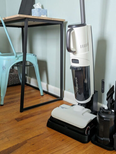 Roborock Dyad Pro Combo set, charging in a room.