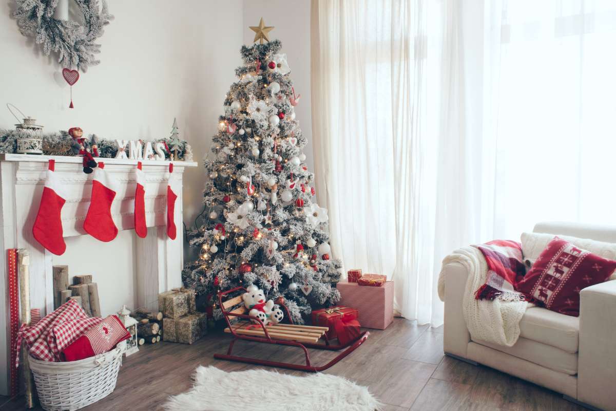 A clean home nicely decorated for Christmas