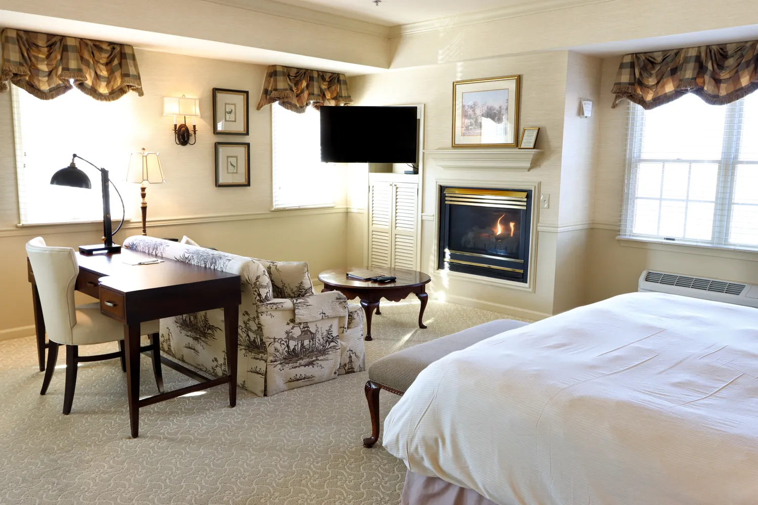 Golden Plough Inn 1 Bedroom Suite With Gas Fireplace and Sitting Area King Bed