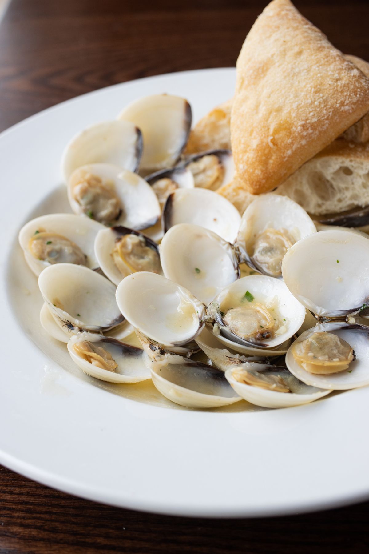 A bowl of little neck clams and bread at Buttonwood Grill