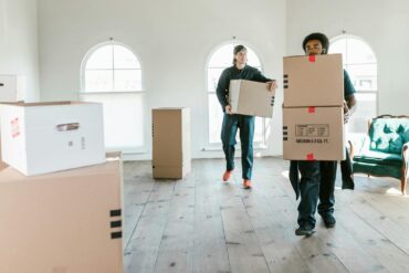 movers bringing in boxes for a family that has moved between states