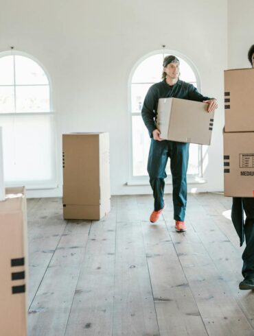 movers bringing in boxes for a family that has moved between states