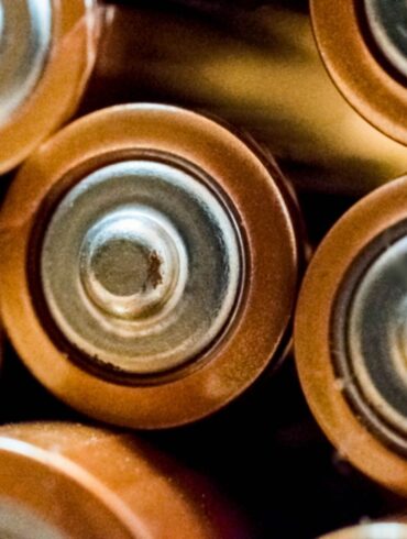 a closeup shot of the tops of aa and aaa batteries